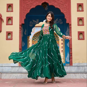 Vestido largo Kurti de seda elegante de diseñador Navratri indio para mujer, trabajo de espejo, borde de encaje, ropa de fiesta de estilo pakistaní indio - Product Image 4