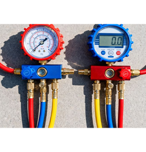 Manómetro de Presión para Aire Acondicionado de Cuatro Puertos con Válvulas de 1/4 de Giro para Operación Rápida y Control Preciso del Flujo Durante el Servicio de Aire Acondicionado - Product Image 1