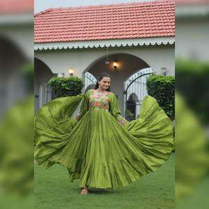 Salwar Kameez Tradicional Indio de Diseño Premium para Mujer con Bordado, Lentejuelas y Zari para Bodas y Fiestas - Product Image 1