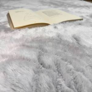 Tapis d'intérieur moderne en fausse fourrure grise élégante, doux, en polyester, fabriqué à la machine, 160x220 cm - Product Image 4