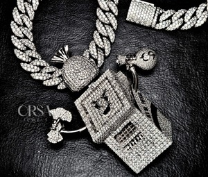 Colgante de Banco de diamantes de fabricación india perfecto para regalar o eventos formales y mejorar el estilo personal disponible para la venta - Product Image 1