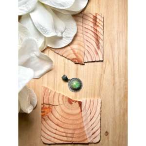 Colgante Artesanal de Turquesa Dorada Sonora y Platino con Engaste de Bisel, Hecho en Navajo, con Patrón de Oro Rosa - Product Image 3