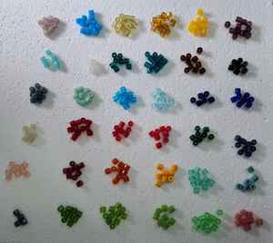 Cuentas Rusas Facetadas Hechas a Mano, Auténticas de Vidrio Vintage en Azul, Rojo y Amarillo, con Diseño de Coníferas para Joyería, Versátiles y Brillantes, en Caja - Product Image 1