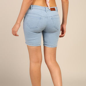 Shorts en jean pour femmes, taille mi-haute, respirants, en coton, vente en gros, style décontracté d'été, coupe droite, avec logo, aspect denim délavé pour femmes - Product Image 3
