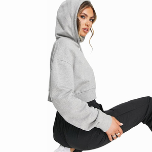 Top corto de punto grueso con capucha para mujer con logotipo personalizado OEM/ODM, blusas y camisas grises informales de invierno con diseño de manga larga - Product Image 5