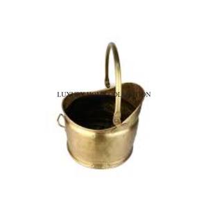 Seau à charbon en métal robuste mais léger avec un bec facile à verser pour une distribution contrôlée du charbon dans les grilles - Product Image 1