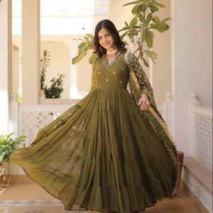 ชุดราตรียาวชุดแต่งงานอินเดียชุดอินเดียชุดกระโปรงยาวแต่งระบายสีเขียว - Product Image 1
