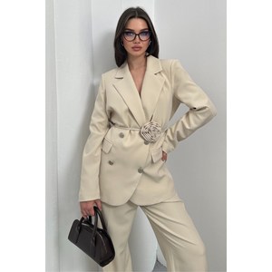 Giacca da donna con doppio Blazer tailleur pantalone con accessorio rosa e dettaglio con bottone a gamba larga - Product Image 3