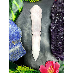 Sculpture en quartz rose d'un phurba traditionnel - Sculptures en pierres précieuses et cristaux - 5 pouces et 85 g (0,19 lb) - Product Image 3