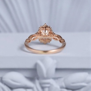 Bague de Fiançailles Vintage en Moissanite Ovale 1 Carat, Style Art Déco, Filigrane Unique, Grappe de Pierres, en Argent Sterling 925 avec Griffes - Product Image 3