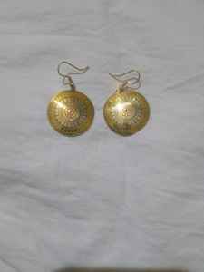 Boucles d'oreilles créoles vintage en laiton gravé à la main avec motif papillon - Boucles d'oreilles créoles argentées avec agate pour femme, cadeau - Product Image 5