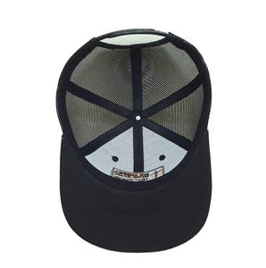 Casquette Trucker personnalisée avec logo, bande imprimée à l'intérieur, patch latéral contrastant sous la visière, casquette structurée à 5 panneaux en maille avec fermeture snapback - Product Image 5