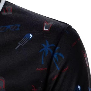 T-shirt polo imprimé super cool pour hommes avec symboles emblématiques de l'été T-shirt noir à manches courtes avec tongs palmiers - Product Image 2