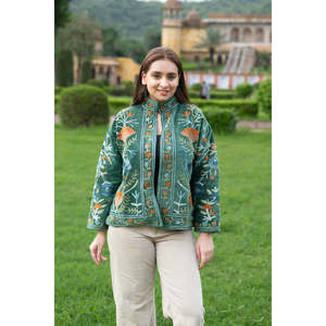 Veste courte traditionnelle d'automne en velours vert brodée Suzani, col mandarin, manches de 20 pouces, doublure réversible en lin/nylon - Product Image 3