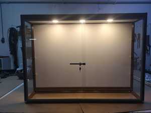 ตู้โชว์โทรศัพท์มือถือระดับไฮเอนด์ขายปลีกร้านแฟชั่น OEM ติดผนังเรืองแสงตู้โชว์กระจกแสดงผนังแบบล็อคได้