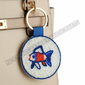 Llavero con Inicial Bordada a Mano con Cuentas para Compradores al por Mayor que Buscan Piezas Artesanales - Product Image 2