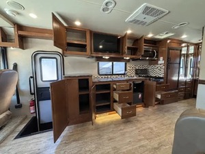 รถบ้านมือสอง F-L-E-E-T-W-O-O-D-RV F-L-A-I-R 31A รุ่นปี 2017 สมรรถนะสูง ยาว 36 ฟุต รับน้ำหนักได้ 2000 กก. สีเข้ม ขาย - Product Image 5