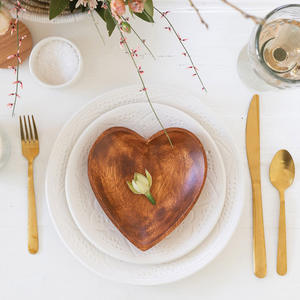 Belles assiettes en bois d'acacia en forme de coeur pour mariage plat à dessert en bois fait à la main fabriqué au Vietnam - Product Image 2