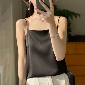 เสื้อชั้นในสายเดี่ยวคล้องคอเซ็กซี่สำหรับผู้หญิงเสื้อกล้ามสายเดี่ยวคอวีแขนกุดผ้าซาตินผ้าไหมเสื้อสายเดี่ยวคอวีสำหรับสตรีฤดูร้อน Y2K เสื้อชั้นในสีขาวสีดำ - Product Image 3