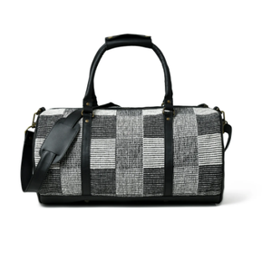 Sac polochon de luxe en cuir végétalien pour dames Bagages de voyage et de week-end à la mode avec décorations en toile et bouton de verrouillage et chaîne - Product Image 1