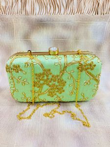 Pochette de boîte brodée artisanale indienne parfaite pour les faveurs de mariage, les cadeaux de retour et les célébrations chéries! - Product Image 2