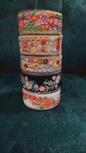 Adorno de encaje bordado floral personalizado para ropa y decoración Tela de encaje bordado colorido con opciones de diseño personalizado - Product Image 3