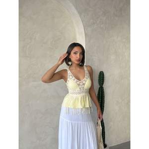 Chemisier à bretelles avec détails en dentelle pour femme, couleur jaune, produit en gros - Product Image 4