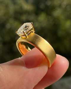 Anillo de compromiso de diamante cultivado en laboratorio de 1.50 ct con corte OMC antiguo, oro amarillo macizo de 14K, banda ancha de boda con corte europeo antiguo tipo cojín - Product Image 2