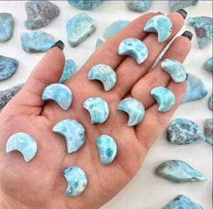 Larimar Natural Crescent Moon Smooth Briolette Gemstone para la fabricación de joyas Anillos de piedras preciosas colgantes de Larimar de alta calidad para hombres - Product Image 2