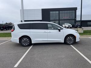 CHRYSLER PACIFICA HYBRID LIMITED FWD USADO 1000% LIMPIO - EN VENTA - LISTO PARA ENTREGAR - ENTREGA A DOMICILIO - Product Image 4