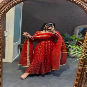 VASTRA COTTAGE Vestido de Georgette Sintético con Bordado de Hilo y Pantalón de Microalgodón y Dupatta de Encaje Elegante, Conjunto Completamente Cosido - Product Image 3