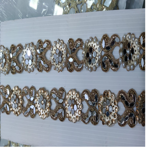 Sur mesure dans l'abstrait conçu dans des couleurs personnalisées avec des perles attachées à des fins diverses dans différentes tailles - Product Image 1