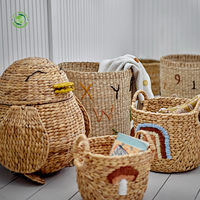 Boîte de rangement pour chambre d'enfant, armoires de rangement et paniers fabriqués à partir de matériaux naturels, créant un espace chaleureux et sûr.