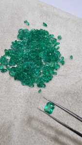 Piedras preciosas de Esmeralda natural de tamaño pequeño Piedras preciosas sueltas de forma mixta - Product Image 3