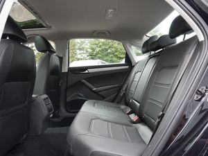 Faible kilométrage 2023 Volkswagen Passa-t 2.0T SE FWD avec jantes en alliage Sièges en cuir Système de navigation Démarrage à distance Toit ouvrant - Product Image 6