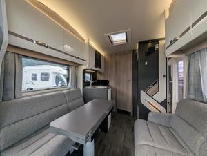 Camping-car automatique Swift Voyager 694 entièrement équipé pour les voyages sur route, avec réfrigérateur pour le camping et les déplacements. - Product Image 5