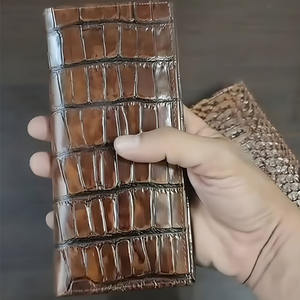 Cartera Minimalista Moderna de Dos Pliegues para Hombre con Acabado Texturizado Duradero y Compartimentos Interiores Detallados de Lujo para Tarjetas - Product Image 3