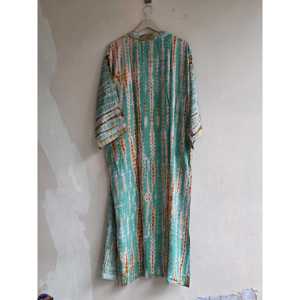 Robe kimono vintage en soie tie-dye, style bohème, paréo de plage pour les fêtes nuptiales - Product Image 4