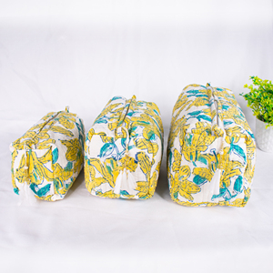 Conjunto de bolsa de maquillaje acolchada de diseñador, estampado de tres bloques hecho a mano para bolsa de lavado, estuche de tocador indio con cremallera, moda Craftjaipur - Product Image 1