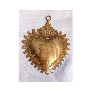 Médaille votive en laiton antique pur, en relief, avec le Sacré-Cœur, Milagros Marie - Product Image 1