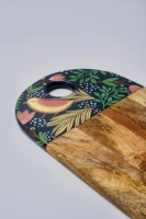 Houten snijplank met vogel- en bloemenprint, snij- en serveerplank voor gebruik in de keuken en presentatie op tafel, uit India.