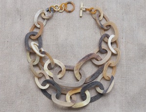 Collar de Lujo Hecho a Mano con Cuerno de Búfalo, Joyería Natural y Sostenible para Mujer, Alta Calidad - Product Image 2