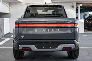 Rivian R1T Adventure Edition 2023, Quad-Motor AWD, Batterie de grande capacité, El Cap Granite - Product Image 3