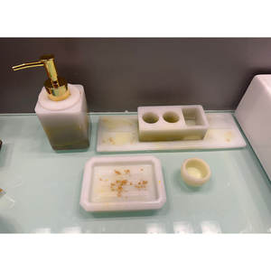 Juego de Baño de Diseño Contemporáneo en Resina Blanca con Acabado en Latón, Fácil de Limpiar - Product Image 3