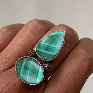 Prix de gros Bague de créateur en argent sterling 925 avec pierre précieuse naturelle Malachite ovale en forme de poire pour un usage quotidien pour femmes - Product Image 2