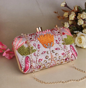 Caja de embrague de metal de bronce antiguo adornado con patrón grabado y detalles de cristal disponibles a precios al por mayor. - Product Image 5