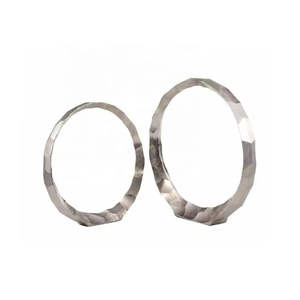 Bague moderne en métal martelé doré Sculpture élégante pièce d'art de table décorative idéale pour la décoration de bureau à domicile et de centre de table - Product Image 6