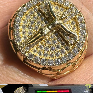 แหวนไม้กางเขนทางศาสนาของผู้ชายชุบทองด้วยหินใสปูด้วยการออกแบบสายที่ประณีตเครื่องประดับอันโดดเด่นสำหรับความเชื่อและสไตล์ - Product Image 3