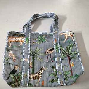 Sac fourre-tout matelassé en coton imprimé, de taille parfaite, fait main, de luxe, best-seller, grande capacité, durable - Product Image 4