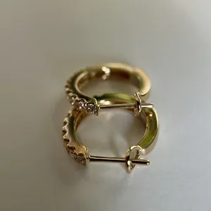 Pendientes de aro Huggie chapados en oro y plata de ley con moissanita de corte de 2 quilates, diseño de Hip Hop, bodas, compromisos, fiestas, regalos - Product Image 1